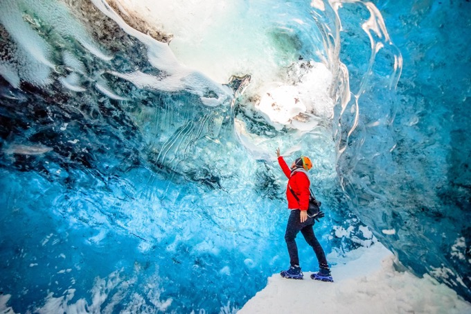 アイスランドの氷の洞窟に行く