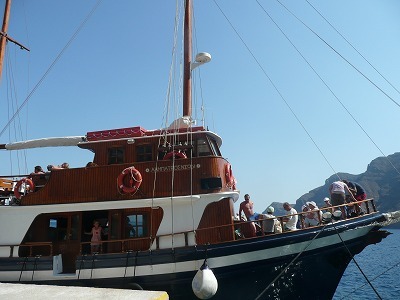 サントリーニのツアー船